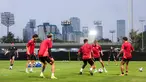 Sejumlah pemain Jepang melakukan rondo saat mereka menggelar latihan perdana menjelang laga putaran ketiga Kualifikasi Piala Dunia 2026 melawan Timnas Indonesia yang berlangsung di Lapangan A, kompleks SUGK, Senayan, Jakarta, Senin (11/11/2024). Lima pemain tersebut adalah Yuto Nagatomo, Sakine Hiroki, Kota Takai, Ritsu Doan, dan Joel Chima Fujita. (Bola.com/Bagaskara Lazuardi)