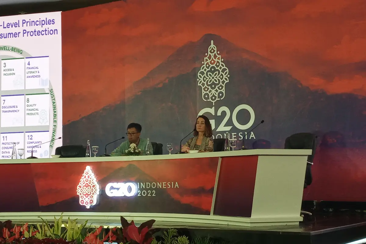 Head of Consumer Finance, Insurance and Pensions Division of the OECD, Flore-Anne Messy dalam konferensi pers di Bali Nusa Dua Convention Center (BNDCC), Sabtu (16/7/2022).
