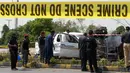 Garis polisi dipasang di lokasi serangan bom bunuh diri di Peshawar, Pakistan, Senin (17/7). Kejadian bom bunuh diri ini diklaim dilakukan oleh Taliban. (AFP Photo/Abdul Majeed)