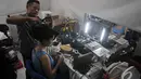 Seorang penata rambut sedang menata rambut Iis Dahlia agar tampil memesona di ajang SCTV Awards 2014. Foto diambil pada Sabtu (29/11/2014). (Liputan6.com/Johan Tallo)