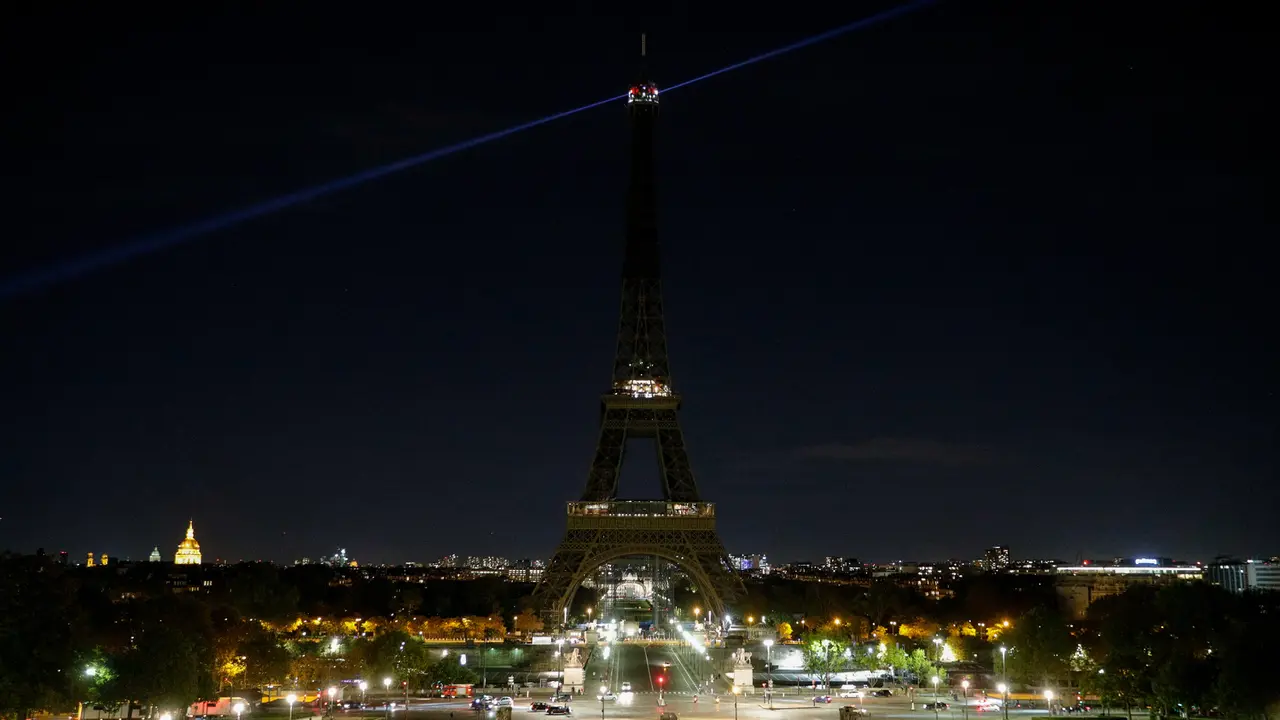 Lampu Menara Eiffel Dimatikan