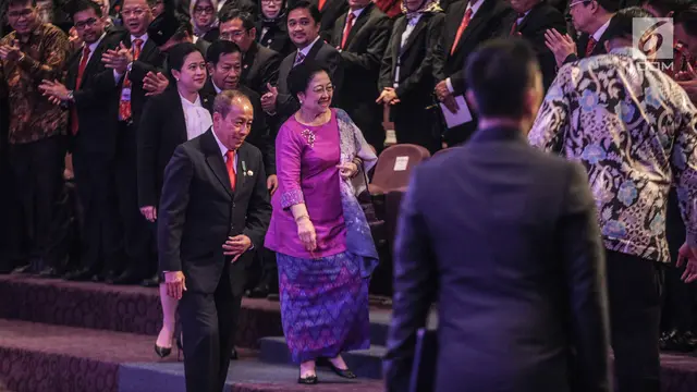Disaksikan Megawati, Puan Maharani Dianugerahi Pin Alumni Kehormatan Lemhanas