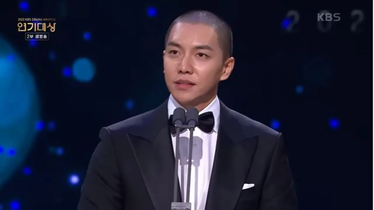 Lee Seung Gi Tampil Plontos di KBS Drama Awards 2022