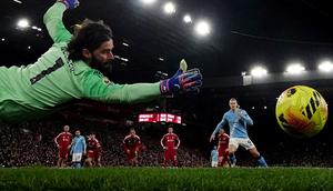 Penyerang Manchester City, Erling Haaland (kanan belakang), mengeksekusi tendangan penalti melewati kiper Brasil Liverpool bernomor 01, Alisson Becker (kiri), untuk mencetak gol kedua timnya dalam pertandingan Liga Inggris antara Liverpool dan Manchester City di Anfield, Liverpool, Inggris barat laut, pada 8 Februari 2026. (Paul ELLIS / AFP)
