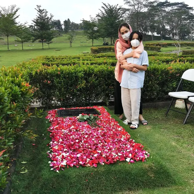 Jelang Ramadan, Ini 6 Momen BCL Ziarah ke Makam Suami Ditemani Noah dan Ibunda