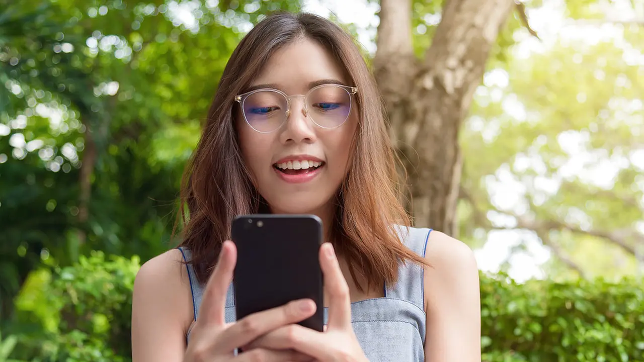 kencan online tersenyum kacamata ponsel