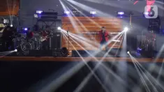 Grup band Ungu beraksi dalam malam puncak Perayaan HUT ke-495 tahun Jakarta di Jakarta International Stadium (JIS), Jakarta, Sabtu (25/6/2022). Acara bertajuk "Malam puncak Jakarta Hajatan ke-495" akan berlangsung mulai pukul 15.00 WIB hingga 21.00 WIB. (Liputan6.com/Herman Zakharia)