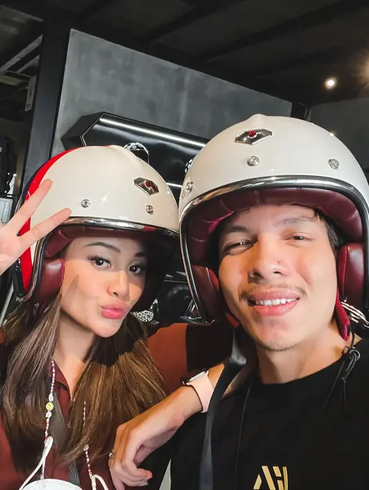 "Apa yang bisa kuurus, aku urus sendiri dulu aja. Doain ya soalnya ini kan masjid terbesar di Asia Tenggara, jadi kebanggaan Indonesia," ungkap Atta Halilintar.  (Instagram/attahalilintar)