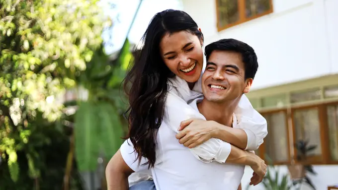 perempuan dan pasangan 25 agustus bersama