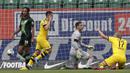 Pemain Borussia Dortmund, Raphael Guerreiro, melakukan selebrasi usai membobol gawang Wolfsburg pada laga Bundesliga, Minggu (24/5/2020). Borussia Dortmund menang 2-0 atas Wolfsburg. (AP/Michael Sohn)