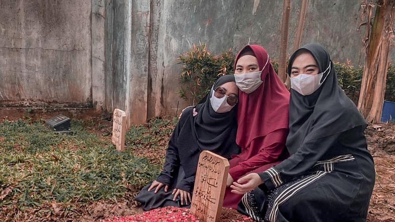 Momen Haru Ria Ricis Datang ke Makam Ayahnya, Berusaha Tampil Tegar. (Sumber: Instagram/riaricis1795)