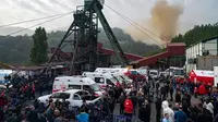 Orang-orang berkumpul di luar tambang batu bara setelah ledakan di Amasra, di Provinsi Bartin, Turki, pada 15 Oktober 2022. (AFP)