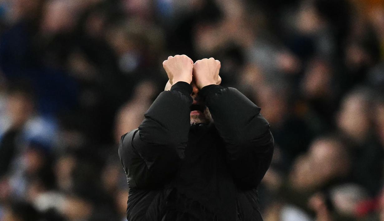 Pelatih Manchester City, Pep Guardiola saat merayakan gol kedua timnya yang dicetak oleh Erling Haaland pada laga lanjutan Liga Inggris 2024/2025 melawan West Ham di Etihad Stadium, Manchester, Inggris, Sabtu (04/01/2025). (AFP/Oli Scarff)