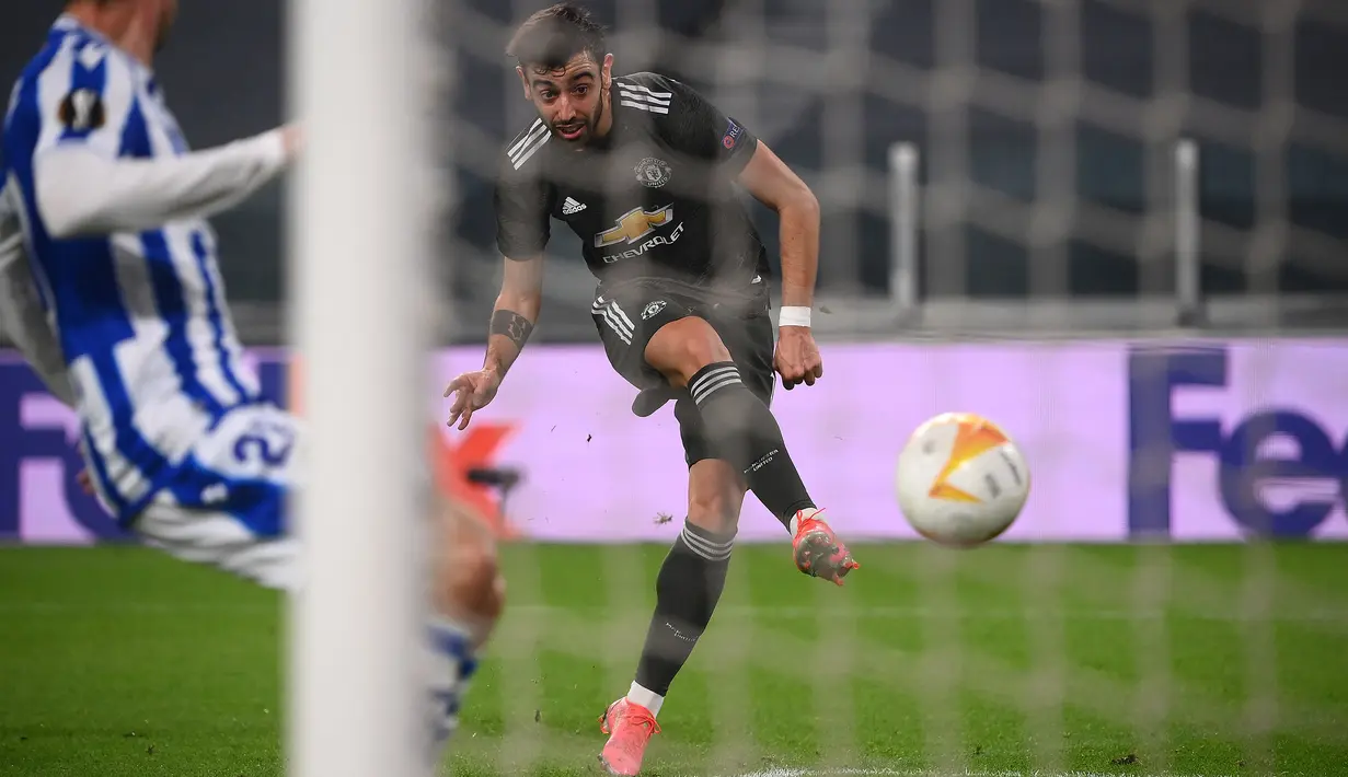 Manchester United membuka keunggulan pada menit ke-27 lewat aksi Bruno Fernandes memanfaatkan umpan terobosan dari Marcus Rashford. (Foto: AFP/Marco Bertorello)