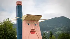 Sebuah patung kayu yang menyerupai Donald Trump didirikan di Sela pri Kamniku, kawasan utara Slovenia, 30 Agustus 2019. Patung Trump setinggi 8 meteritu mengenakan setelan biru, kemeja berwarna putih, dasi merah, serta mengangkat tangan seperti Patung Liberty. (AP/Darko Bandic)