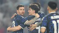 Selebrasi Lionel Messi bersama Julian Alvarez di pertandingan uji coba antara Argentina vs Zambia di Buenos Aires, Rabu (01/04/2026) pagi WIB. (AP Photo/Gustavo Garello)