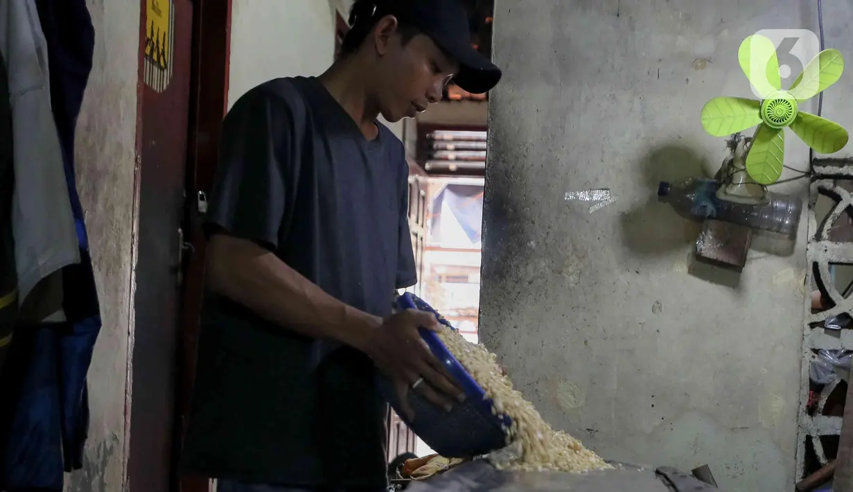Kenaikan harga kedelai impor berimbas berdampak pada meningkatnya biaya produksi serta omzet mereka. (Liputan6.com/Herman Zakharia)