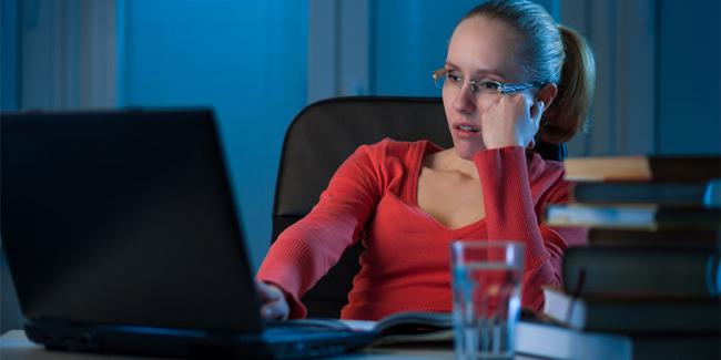 Kebanyakan lembur berisiko stroke./Copyright shutterstock.com