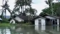 Banjir masih merendam ratusan rumah di Kelurahan Rianiate, Kecamatan Angkola Sangkunur, Sumatera Utara.