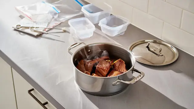 Menyimpan daging rebus di freezer (Foto: Reve.com)