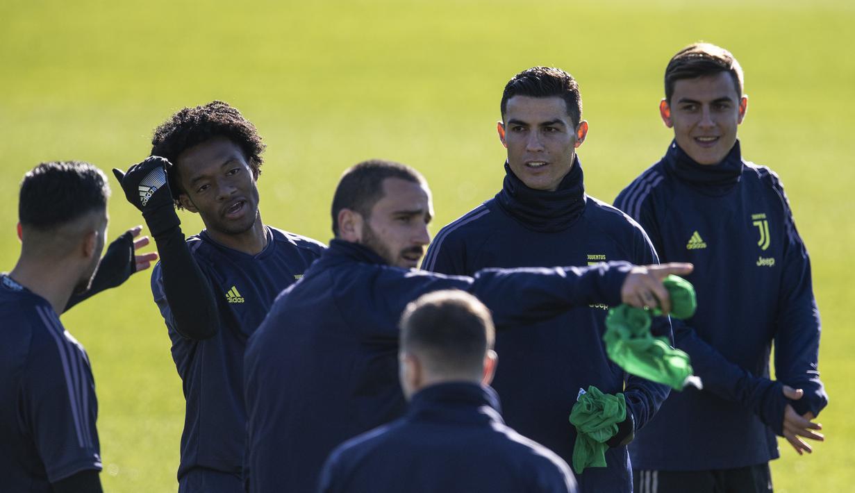 Bonnuci memimpin jalan nya latihan Juventus jelang laga lanjutan grup H Liga Champions yang berlangsung di stadion Stade de Suisse, kamis (13/12). Juventus akan berhadapan dengan tuan rumah Young Boys. (AFP/Marco Bertorello)