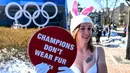 Seorang aktivis wanita dari PETA saat berunjuk rasa memprotes Olimpiade Pyeongchang 2018 di Pyeongchang, Korea Selatan (6/2). Aktivis ini nekat tampil berbikini saat unjak rasa berlangsung. (AFP Photo/Dimitar Dilkoff)