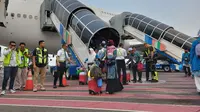 Jemaah haji kloter pertama Jatim tiba di Bandara Juanda. (Dian Kurniawan/Liputan6.com)