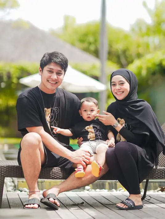 Kini mereka berjanji untuk jadi sosok yang lebih baik, sebagai pasangan maupun orang tua. [Instagram @rizkybillar]