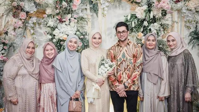 6 Potret Laudya Cynthia Bella di Acara Lamaran Sahabatnya, Makin Memesona