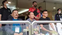 Menteri Pemuda dan Olahraga Republik Indonesia (Menpora RI) Zainudin Amali (tengah), berkunjung ke Stadion&nbsp;Gelora Bandung Lautan Api ditemani petinggi Persib Bandung. (Bola.com/Erwin Snaz)