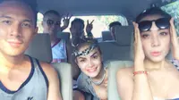 Tak hanya di restoran, ketika berada di dalam mobil pun Samuel Rizal bersebelahan dengan Nikita Mirzani. Mereka terlihat senang dengan liburan ke Bali bersama. (via instagram/@faisalwirantaatmadja)