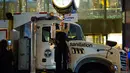 Penyanyi Lady Gaga berbusana serba hitam dan membawa bendera AS berunjuk rasa di depan Trump Tower, New York City, AS (9/11). Sebagai bentuk protesnya, Gaga mengangkat poster bertuliskan “Love Trumps Hate.”( AFP PHOTO / Dominick Reuter)