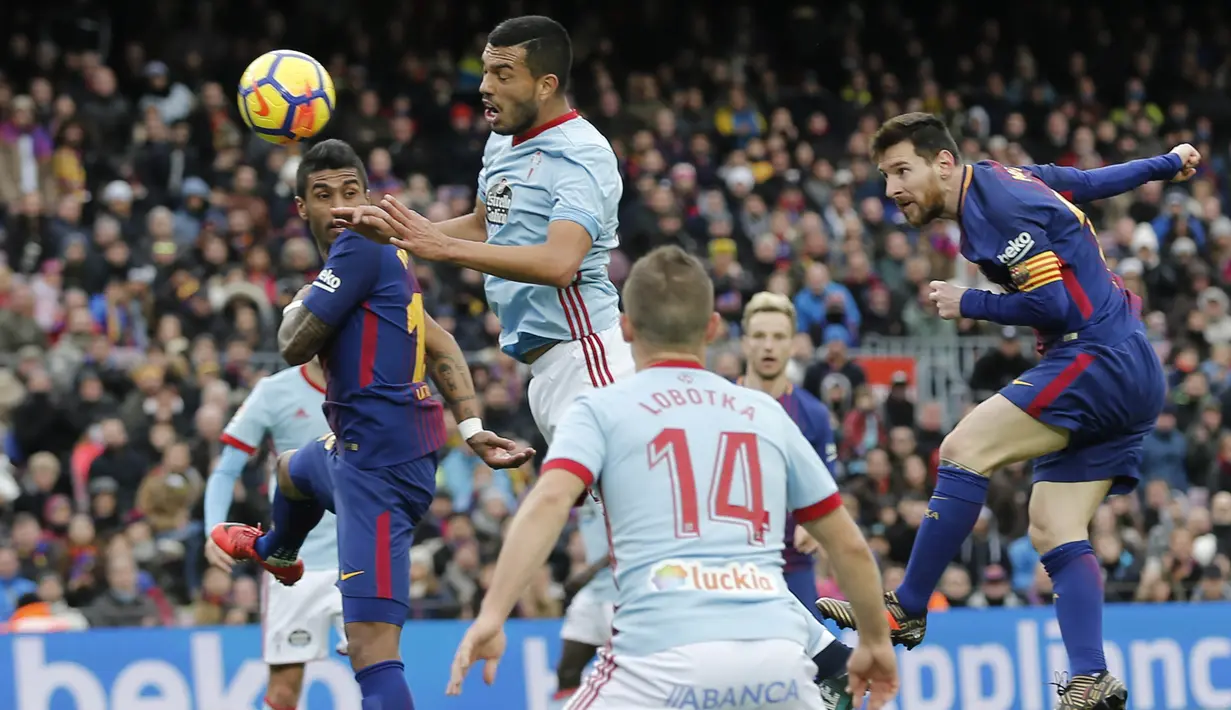 Gelandang Barcelona, Lionel Messi, melepaskan sundulan saat melawan Celta Vigo pada laga La Liga Spanyol di Stadion Camp Nou, Katalonia, Sabtu (2/12/2017). Kedua klub bermain imbang 2-2. (AFP/Pau Barrena)