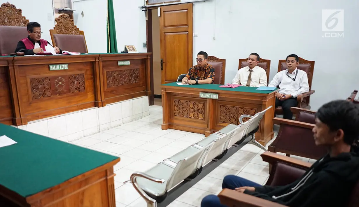 Suasana sidang praperadilan perdana gugatan empat pengamen Cipulir korban salah tangkap terhadap Polda Metro Jaya, Kejati DKI, dan Kementerian Keuangan di PN Jakarta Selatan, Senin (22/7/2019). Melalui LBH mereka menuntut ganti rugi sebanyak Rp186.600.000 per anak. (Liputan6.com/Immanuel Antonius)