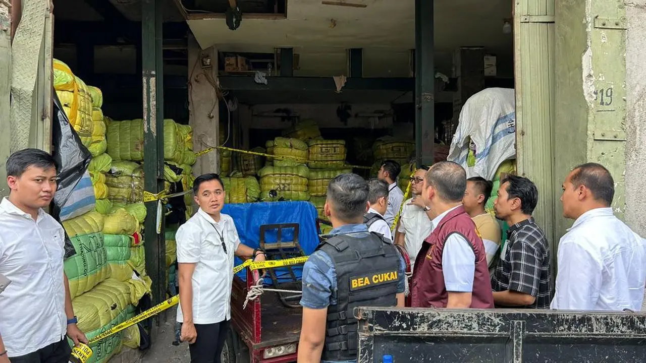 Polisi melakukan penggerebekan terhadap sejumlah toko diduga terkait importasi pakaian bekas ilegal, di tiga lokasi. Salah satunya di Pasar Senen Blok III, Jakarta Pusat.