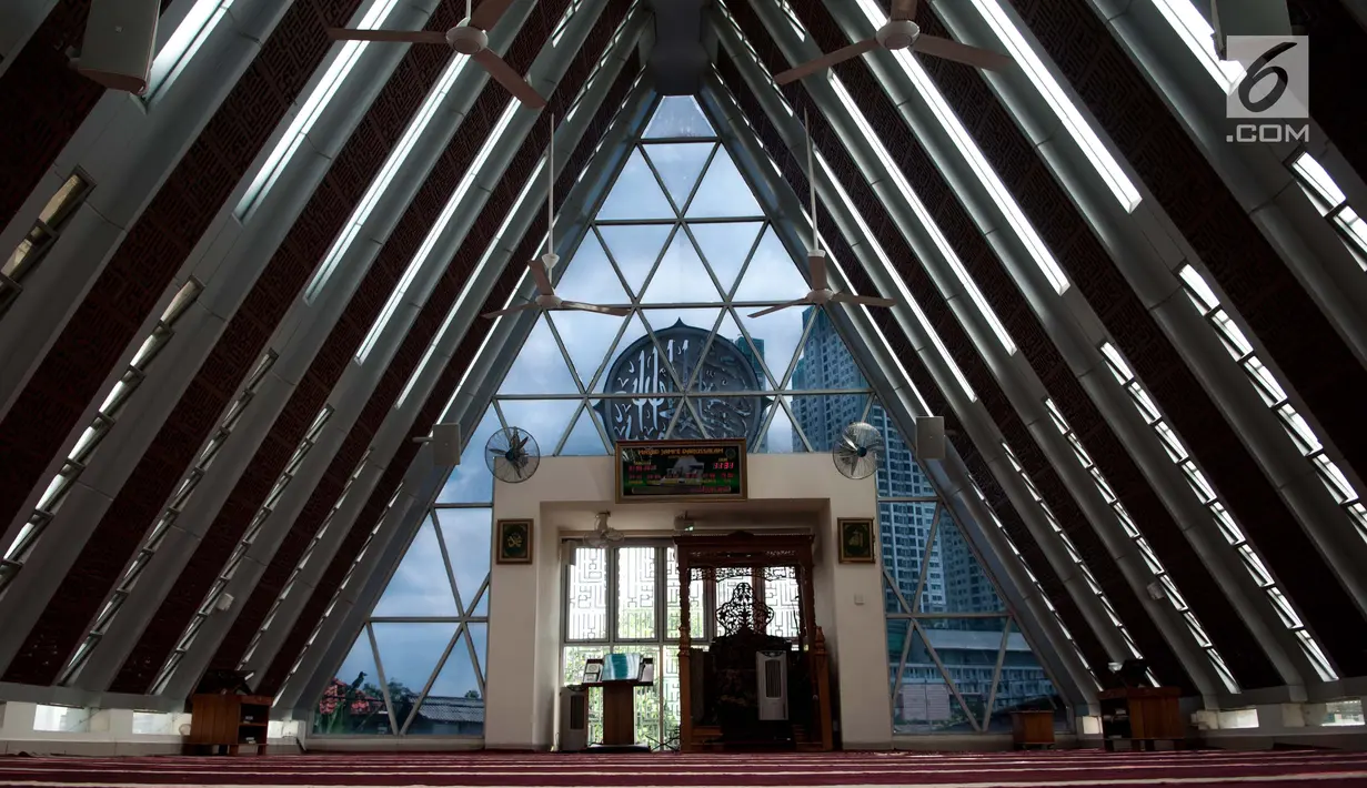 Suasana interior Masjid Jami'e Darussalam di Jalan Kebon Melati, Tanah Abang, Jakarta Pusat, Rabu (31/5). Proyek pembangunan Masjid Jamie Darussalam ini dimulai pada 2012 dan baru diresmikan pada tahun 2015 lalu. (Liputan6.com/Gempur M Surya)