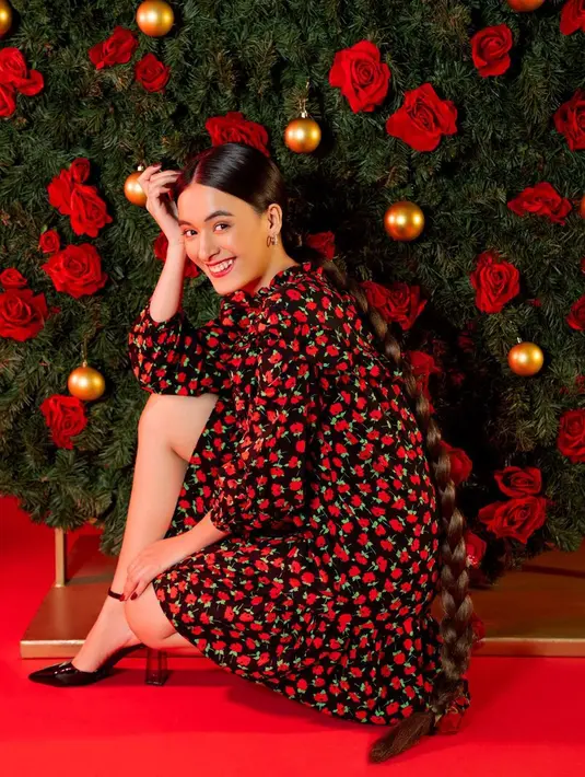 Bertema floral dan ebrlatar belakang bunga mawar merah, wanita yang dikabarkan dekat dengan Bryan Domani ini pamer senyum indah dengan busana motif bunga merah di gaun hitam. (Liputan6.com/IG/@mawar_eva)