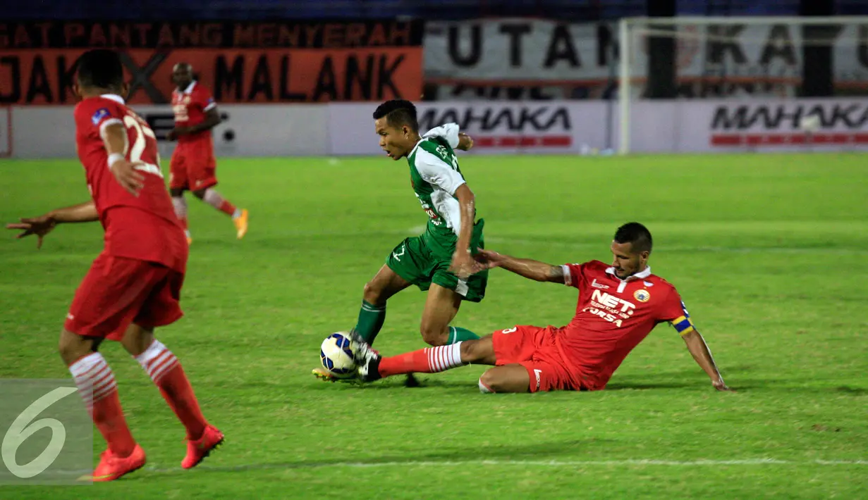 Gelandang PS TNI Erwin Ramdani (tengah) berusaha melewati penyerang Persija, Rafael Maitimo pada pertandingan 8 besar piala Jendral Sudirman di Stadion manahan Solo (15/12). Persija menang atas PS TNI dengan skor 1-0. (Liputan6.com/Boy Harjanto)