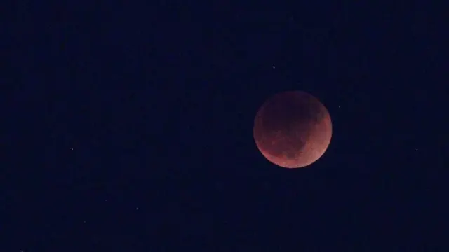The Super Flower Blood Moon pada 15-16 Mei dari Bend, Oregon