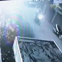 Seorang dicurigai pelaku yang membawa mayat bocah dalam kardus terekam di CCTV. Ini selengkapnya | Via: liputan6.com