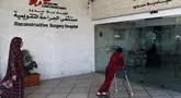 Pasien memasuki rumah sakit Al-Mosawah, yang dikelola oleh lembaga amal medis Doctors Without Borders (Dokter Tanpa Batas - MSF) di Amman, Yordania, pada 15 April 2025. (Khalil MAZRAAWI/AFP)
