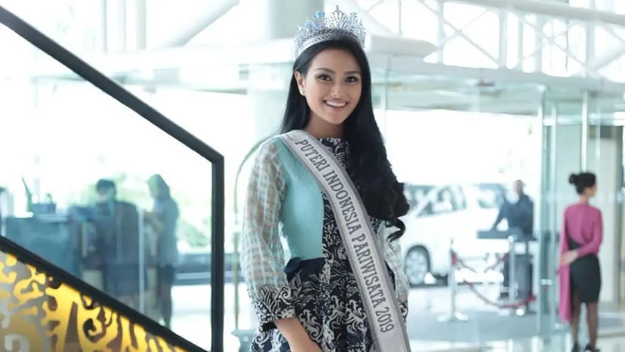 Penampilan Jesica Fitriana M Puteri Indonesia Parawisata 2019 saat mengikuti uji coba MRT bersama Presiden Joko Widodo.