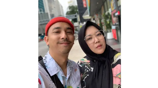 Potret Harmonisnya Risa Saraswati dan Suami