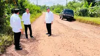 Presiden Jokowi meninjau jalan rusak di ruas jalan Kota Jambi-Sungai Gelam, Provinsi Jambi. (Setpres)