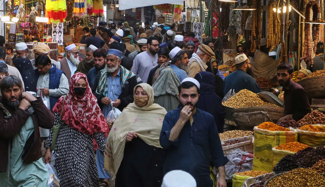 Selain membersihkan masjid, Umat muslim di Peshawar, Pakistan, juga memenuhi pasar untuk berbelanja kebutuhan selama Ramadan. Tampak dalam foto, orang-orang mengunjungi pasar untuk membeli barang-barang sebagai persiapan bulan puasa Ramadan yang akan datang, di Peshawar, Pakistan, Senin, 16 Februari 2026. (AP Photo/Muhammad Sajjad)