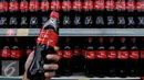 Konsumen menunjukkan kemasan botol Coca cola di Gandaria City, Jakarta, Senin (10/8/2015). Coca cola menempatkan nama populer di Indonesia pada kemasannya yang merupakan bentuk kampanye global 'Share A Coke'. (Liputan6.com/JohanTallo)
