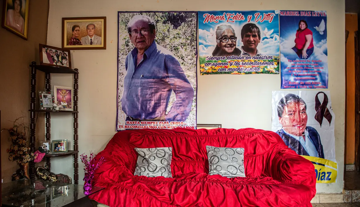 Poster lima anggota keluarga Diaz yang meninggal karena COVID-19 terlihat pada dinding ruang tamu rumah mereka di Chorrillos, Lima, Peru 11 Agustus 2020. Hingga 25 September 2020, kematian global akibat COVID-19 hampir mencapai satu juta, sepertiganya di Amerika Latin. (ERNESTO BENAVIDES/AFP)