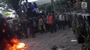Petugas Kepolisian berjaga saat mahasiswa melakukan aksi unjuk rasa, Jakarta, Jumat (20/9/2019). Sejak penetapan pimpinan KPK terpilih 2019-2013 dan isu RUU KPK mengemuka di masyarakat, gedung KPK menjadi sasaran aksi massa maupun mahasiswa berunjuk rasa. (Liputan6.com/Helmi Fithriansyah)