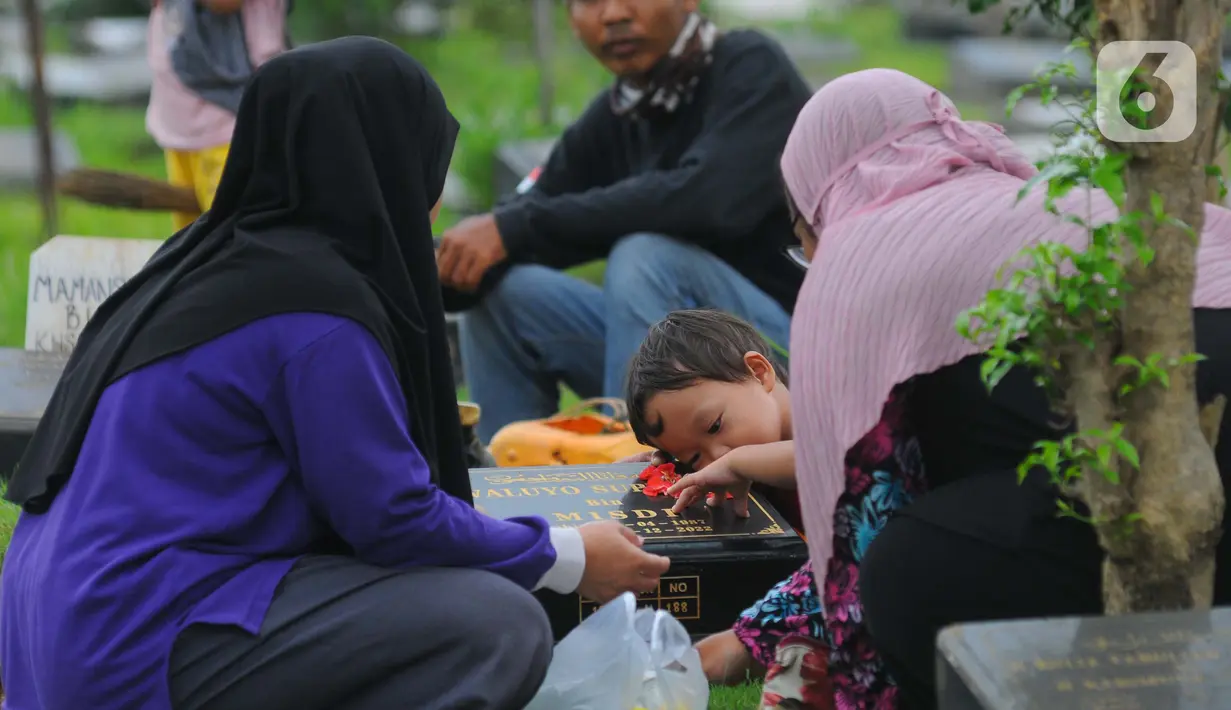 Warga berziarah ke makam TPU Malaka di Jakarta Timur, Sabtu (11/2023). Untuk menghindari kepadatan saat berziarah ke makam keluarga, warga memilih untuk lebih awal guna menghindari kepadatan ziarah kubur jelang bulan suci Ramadhan 1444 Hijriah. (merdeka.com/Imam Buhori)