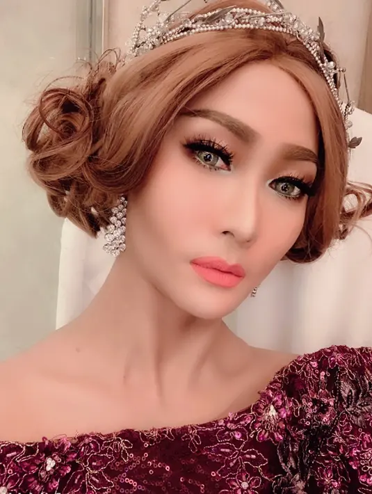Penampilan Inul Daratista yang mempesona selalu memncuri perhatia. Gaya rambut pendek dan diberi hiasan mahkota membuat ia semakin cantik bak barbie. (Liputan.com/IG/@Inul.d)